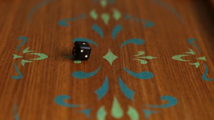 两个骰子落在木制双陆棋板上的特写。旋转立方体，慢动作。娱乐赌博游戏概念。