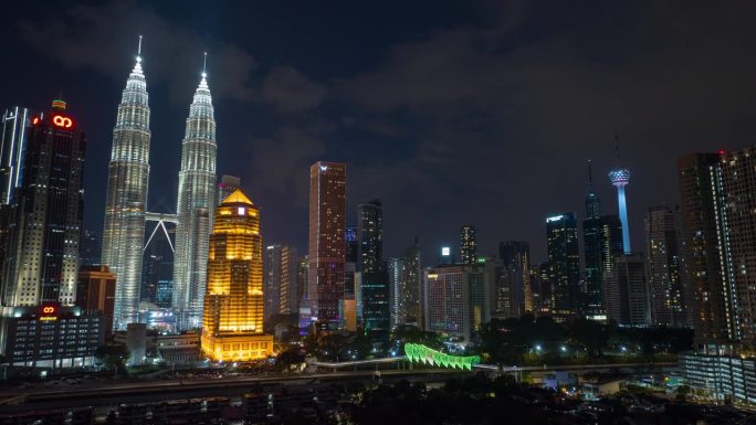 夜间照明飞行在交通道路吉隆坡市著名的市中心航拍全景4k延时马来西亚