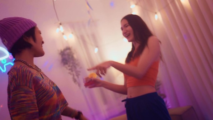 一群快乐的年轻女子穿着时髦的休闲服在派对上跳舞。