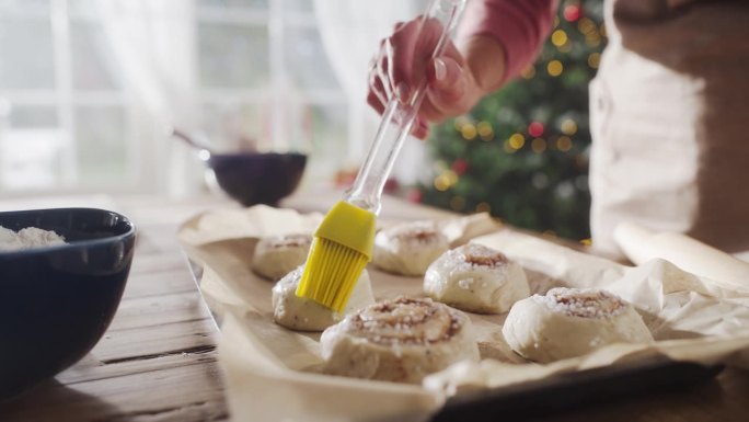 慢动作特写的手，一个匿名的女性制作糕点与家人和朋友分享圣诞节。为节日晚上的客人准备美味的面包