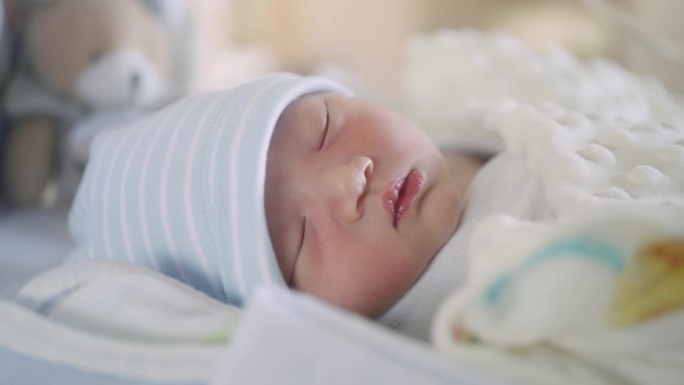 在医院新生的小婴儿