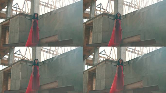 一个亚洲人站在一座老建筑周围，身上系着一条红领巾