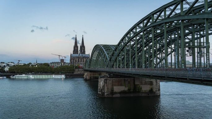 德国科隆，莱茵河上的科隆大教堂与霍亨索伦桥的日夜延时