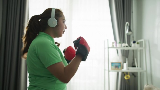 胖女人在家锻炼拳击手打拳击拳女性女子