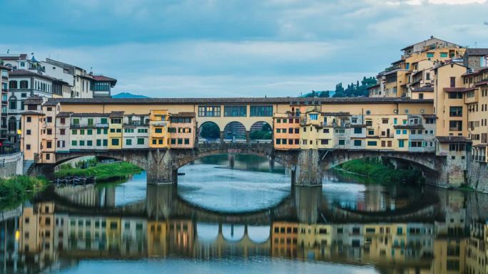 维琪奥桥(Ponte vecchio)是意大利佛罗伦萨阿尔诺河上一座中世纪的石制闭式拱桥