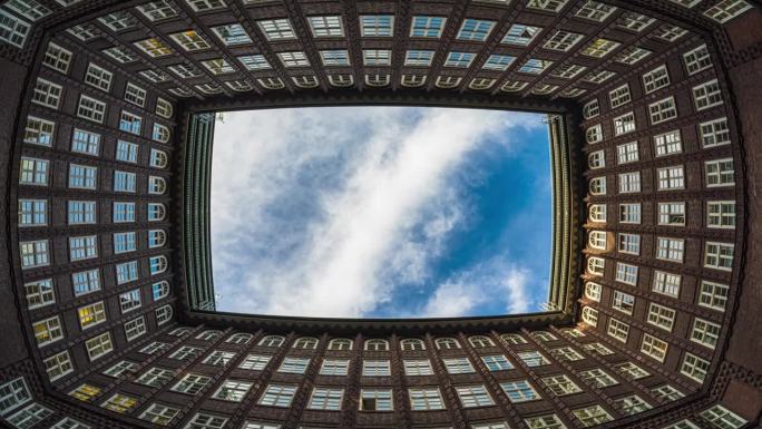 德国汉堡，带窗对称的汉堡屋蓝天上的低角度云天延时图