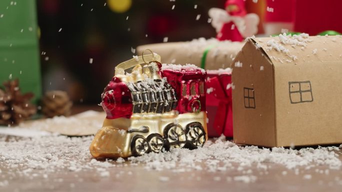 圣诞新年的背景，寒假的气氛，玩具火车和铁路附近的圣诞树室内。给孩子的礼物和礼物。雪和装饰品。