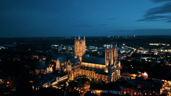 黄昏时分，无人机拍摄了英国林肯郡著名的林肯大教堂，在灯光下展示了其雄伟的哥特式建筑。