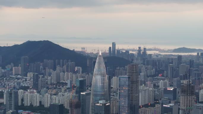 4K深圳南山区华润大厦傍晚中焦特写航拍