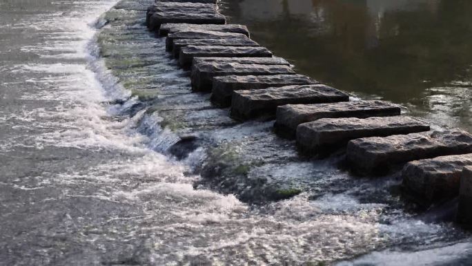 河上的石砌桥碇步石阶水流