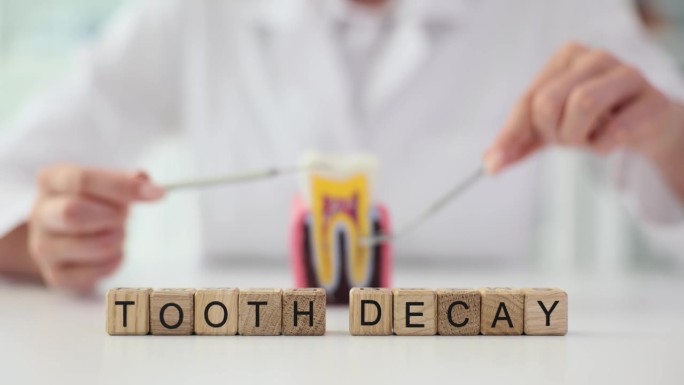 医生和人工牙模型用牙科器械字蛀牙