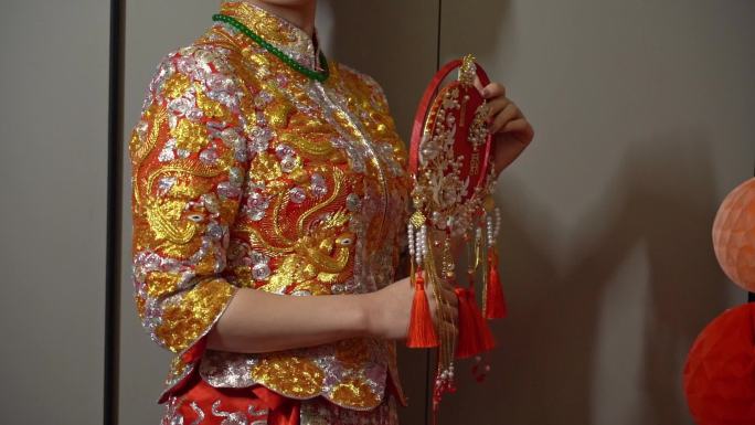 中国传统婚礼中式婚礼接亲新娘展示绣荷衣