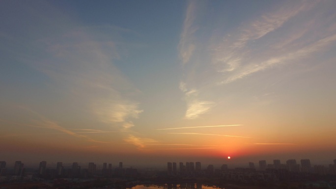 天际线初升太阳浪漫早晨阳光缓缓升起的太阳