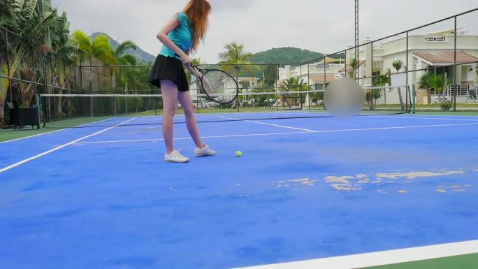 女子网球训练和硬地网球比赛