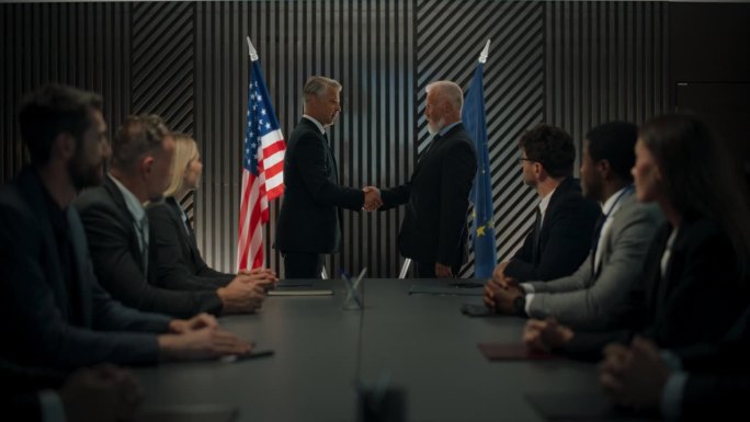 高级别政治论坛:两位来自美国和欧盟的白人男性政治家握手致意。世界领导人与不同代表团开始会晤