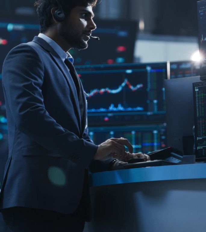 垂直屏幕:金融分析师使用具有多显示器工作站的计算机，具有图形，财务报告和市场图表。在现代证券交易企业