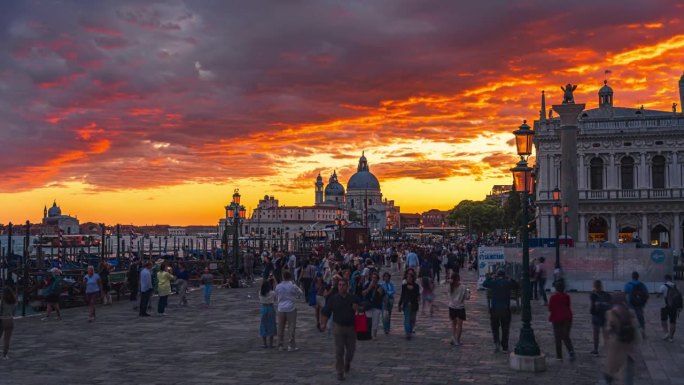 意大利威尼斯，圣玛丽亚德拉致敬的昼夜延时，一大群游客