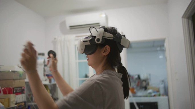 女性在家使用VR眼镜