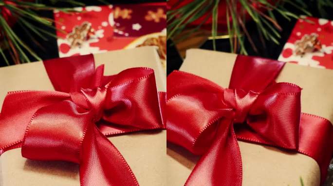 圣诞礼物用红丝带衬托圣诞装饰。垂直视频