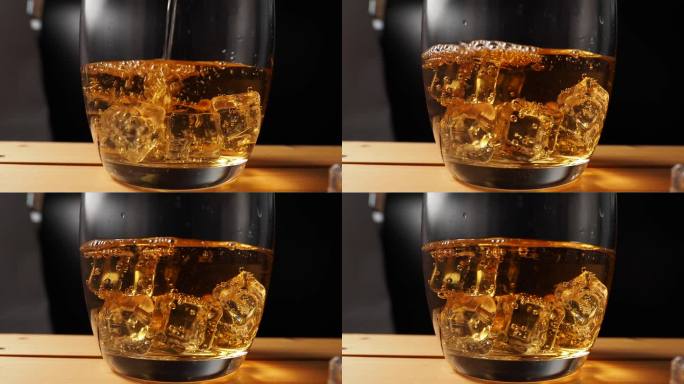 一杯加冰的威士忌，放在木桌上。