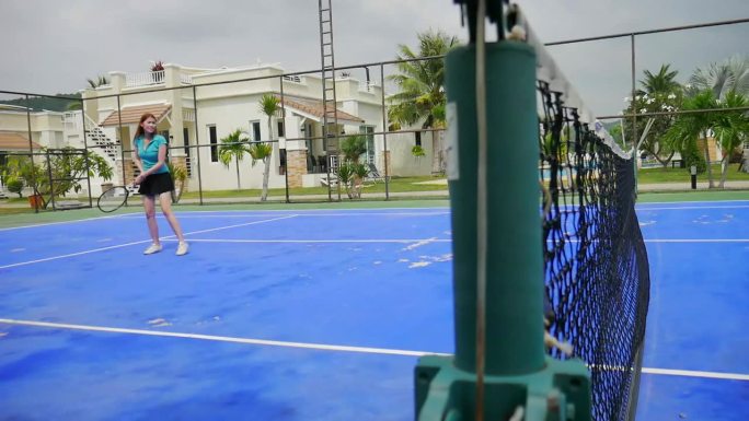 女子网球训练和硬地网球比赛