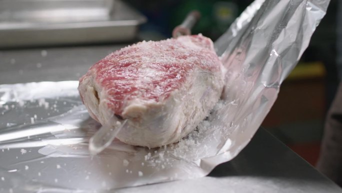 准备巴西烤肉串，在用锡纸包裹之前用盐调味