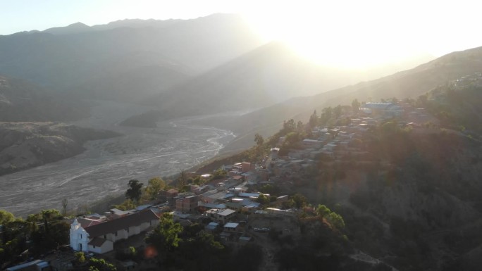 俯瞰玻利维亚安第斯山脉的小镇，俯瞰安第斯山脉宽阔干燥的河床洪泛平原
