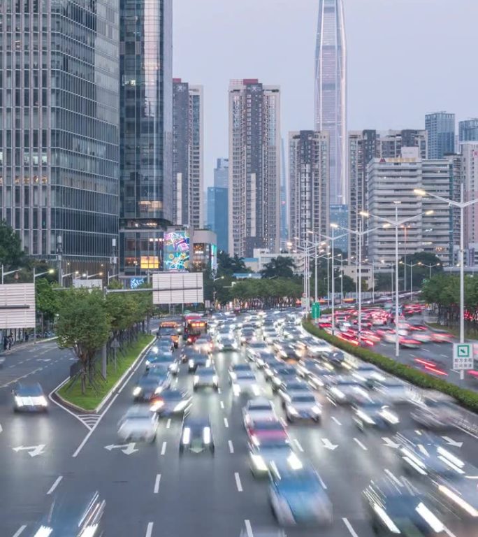 T/L MS从黄昏到夜晚，中国深圳福田区CBD主干道的交通流量和城市风景