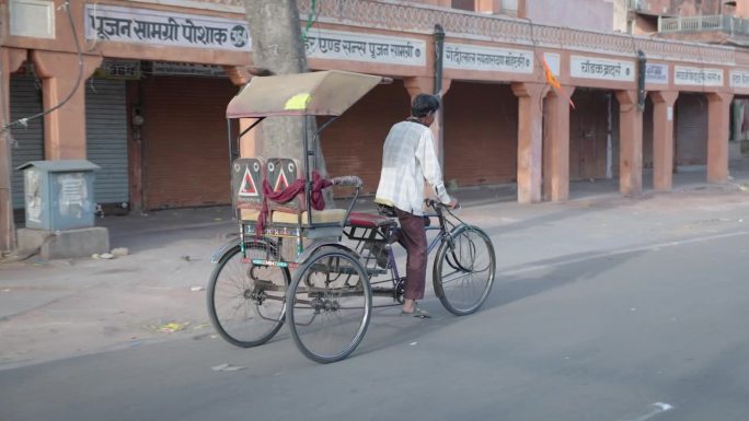 印度男子骑人力车