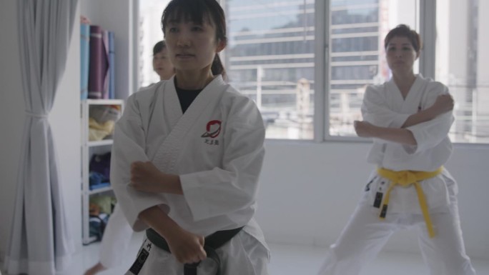 日本女空手道班打拳视频素材