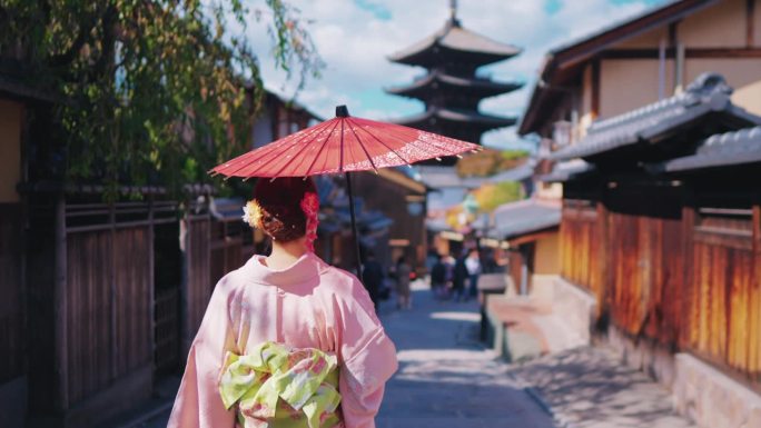 穿着日本传统和服漫步在老城区享受户外生活方式活动在日本城市旅行