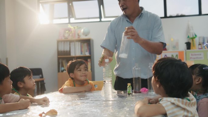 一群小学生在教室里和老师一起学习小苏打的化学反应。