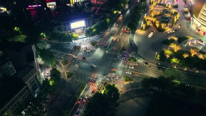 夜间城市街道交叉口鸟瞰图