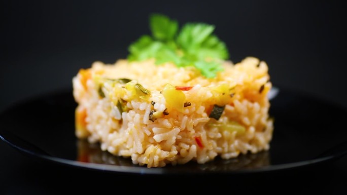 煮熟的米饭，西葫芦，胡萝卜和蔬菜在盘子里。