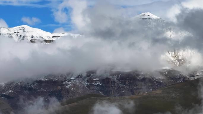 航拍西藏玛旁雍措雪山云海风光