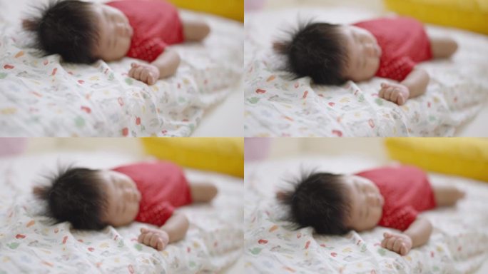 一个月大的男婴在父母卧室舒适的床上睡觉的特写。
