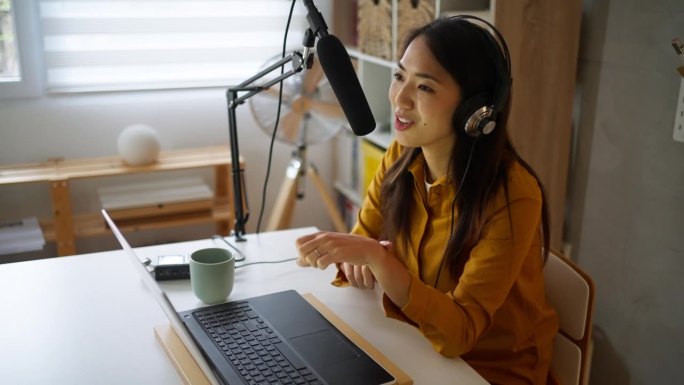 日本裔女企业家，在她的家庭工作室录制播客