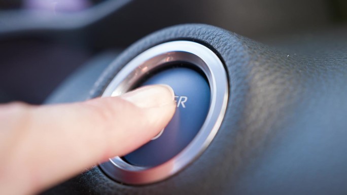 手指按车辆按钮启动或停止发动机