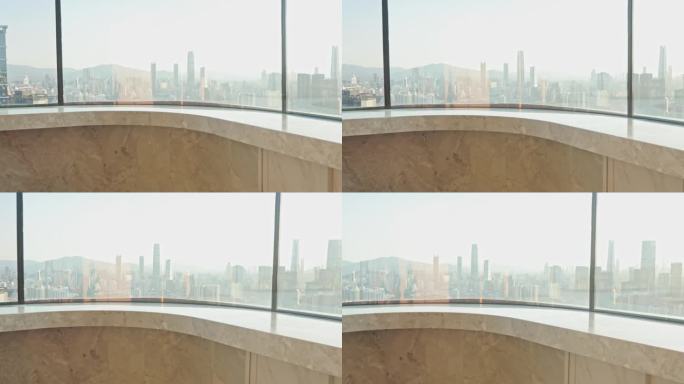 室内玻璃幕墙和吧台，以深圳罗湖区天际线为背景