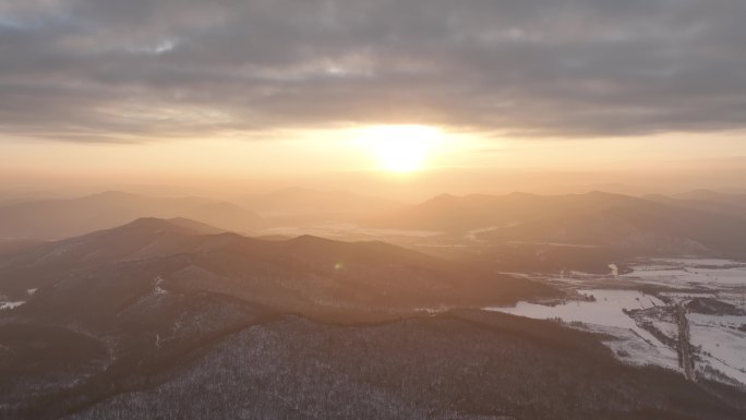 航拍红云笼罩的雪后山岭