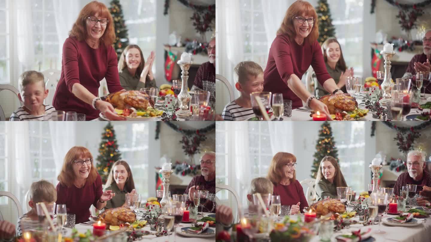 父母，孩子和朋友坐在一起，在一个舒适的圣诞晚餐庆祝在家里的肖像。每个人都面带微笑，在装饰精美的客厅里