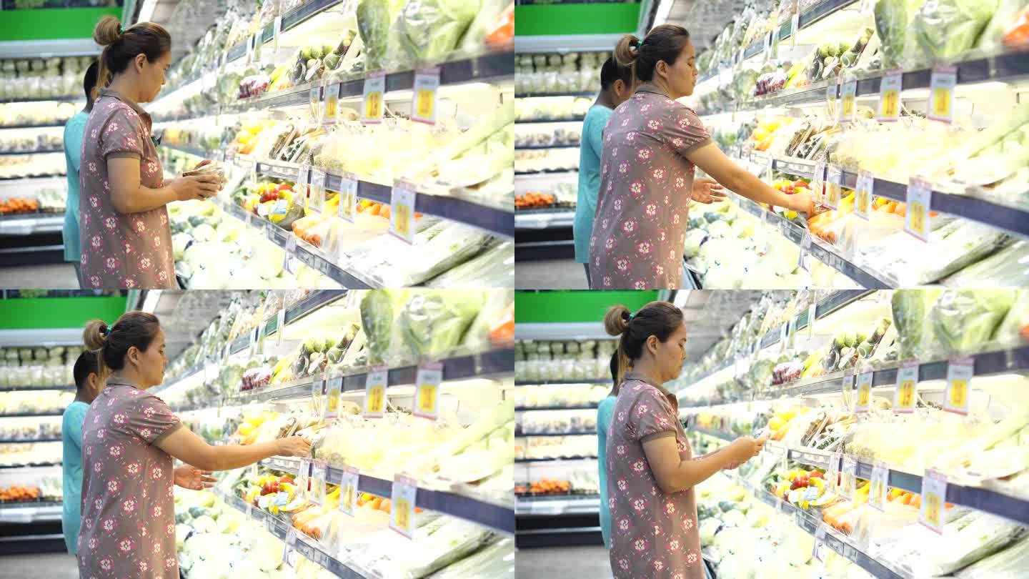 母亲和儿子正在超市购物。
