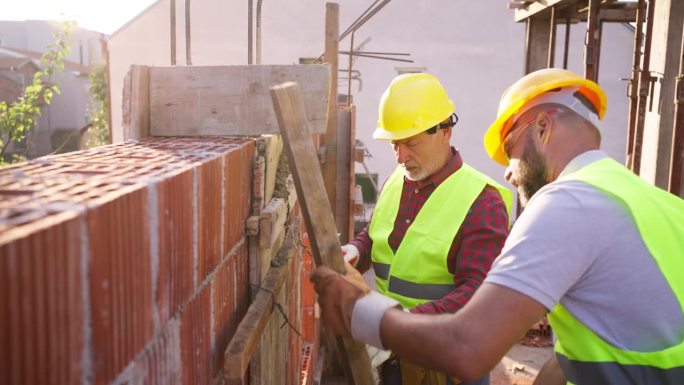 在建筑工地工作的建筑工人