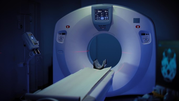 医学CT或MRI或PET扫描站在现代医院实验室。技术先进，功能齐全的医疗设备，洁净的白色房间。静态的