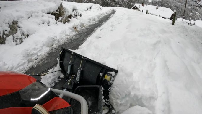 镜头:用迷你扫雪机铲雪和推大堆刚下的雪
