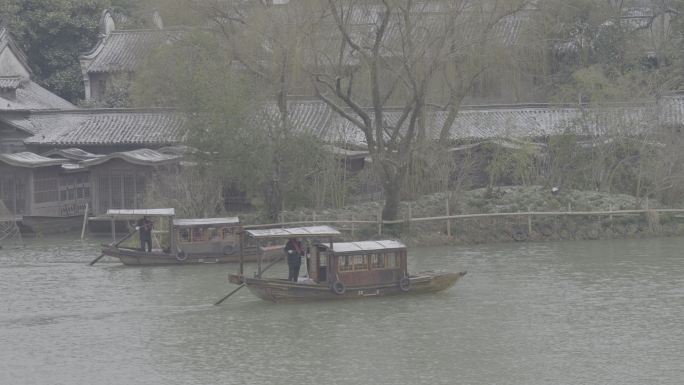 乌篷船在水面上