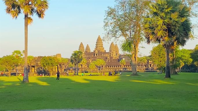 吴哥窟是为纪念毗湿奴神而建的寺庙建筑群，位于柬埔寨北部暹粒省吴哥地区