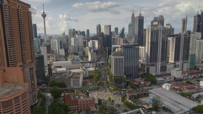 晴朗的一天飞越吉隆坡市中心交通街道十字路口航拍全景4k延时马来西亚