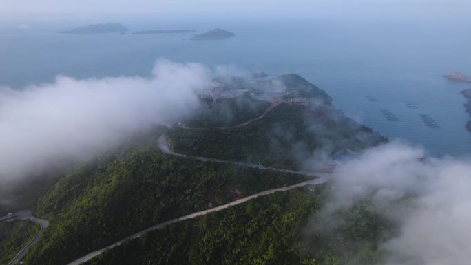 台州大陈岛垦荒纪念碑穿越云雾航拍