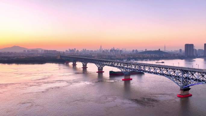 航拍清晨南京长江大桥日出车流铁路紫峰